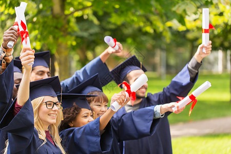 教育毕业人的群快乐的国际学生穿着灰浆板学士服,毕业证书庆祝成功文凭的迫击炮板上快乐的学生亚洲的高清图片素材