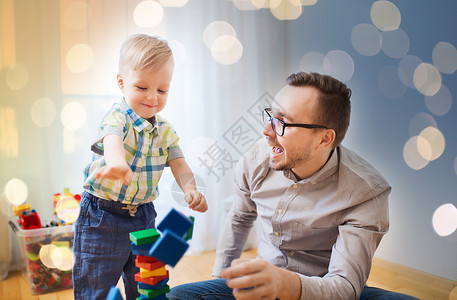 家庭,童,创造力,活动人的快乐的父亲小儿子家里玩玩具块父子家里玩玩具积木图片