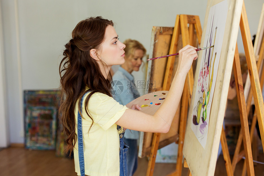 艺术学校,创造力人的妇女与画架,调色板画笔工作室艺术学校工作室画画画架的女人