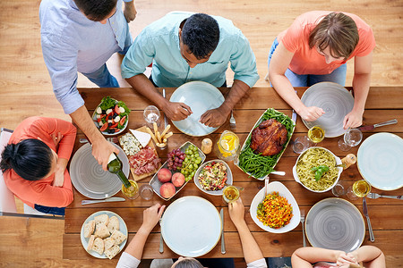 感恩节,饮食休闲群人餐桌上吃晚饭群人桌子上吃食物高清图片