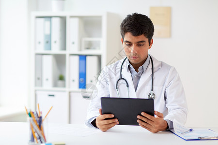 医学,医疗技术男医生与平板电脑听诊器临床临床上平板电脑听诊器的医生图片
