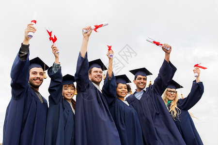 教育毕业人的群快乐的国际学生穿着灰浆板学士服,毕业证书庆祝成功文凭的迫击炮板上快乐的学生幸福的高清图片素材