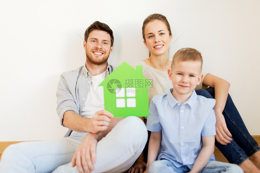 抵押贷款,人,住房房地产的幸福的家庭与绿色纸房搬新的家幸福的家庭与绿色的房子搬新的家图片