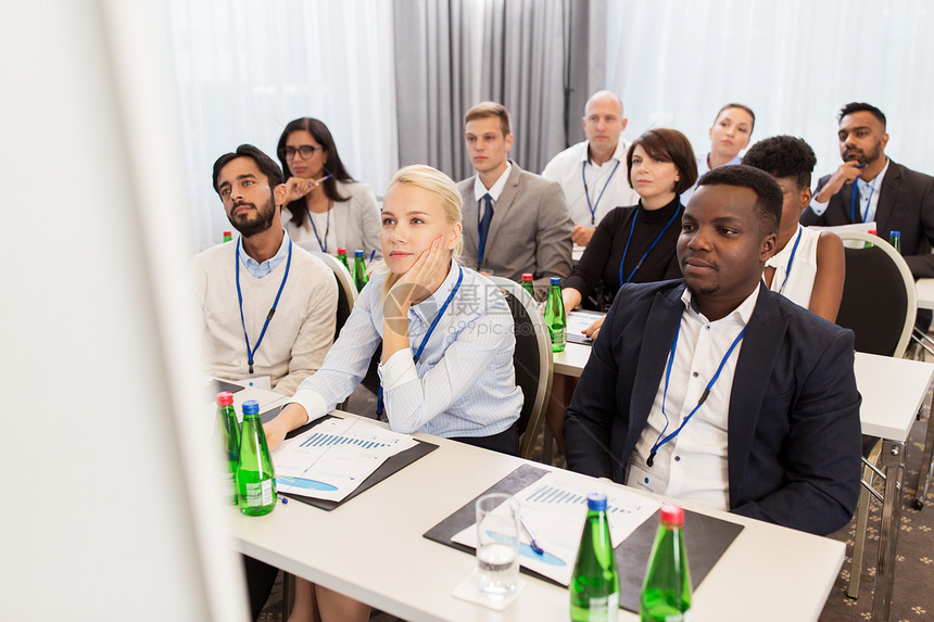 商业教育国际会议讲座上的群人快乐的商业队国际会议上图片