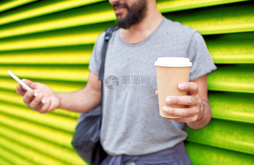 饮料,技术人的近距离的人与咖啡杯智能手机街道上的肋黄色墙壁背景墙上咖啡杯智能手机的男人图片
