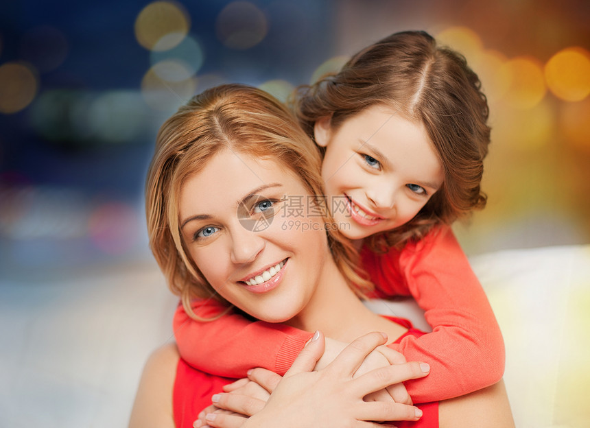 家庭,母亲人的快乐的母亲女儿拥抱节日的灯光背景快乐的母女拥抱图片