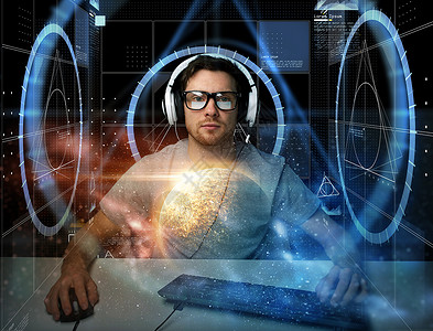 键盘耳机技术,网络,编程人的黑客人耳机眼镜与个人电脑键盘上的虚拟投影戴着耳机的人电脑虚拟投影设计图片