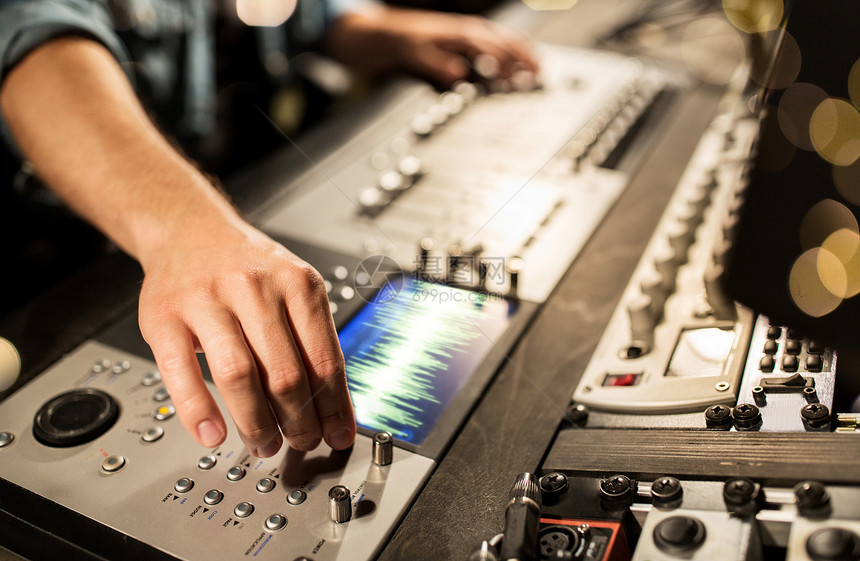 音乐,技术,人设备的人用混合控制台录音室的灯光音乐录音室用混合控制台的人图片