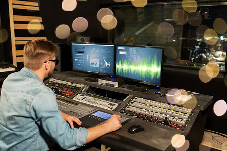 音乐,技术,人设备的人混合控制台录音室的灯光音乐录音室混合控制台的人图片