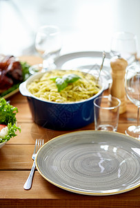 餐饮饮食空盘子叉子木制桌子上与食物木桌上的空盘子叉子食物图片