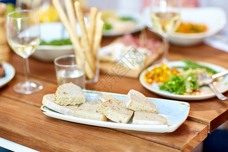 食物,垃圾食品健康的饮食盘子上的白色包片盘子上的白色包片图片