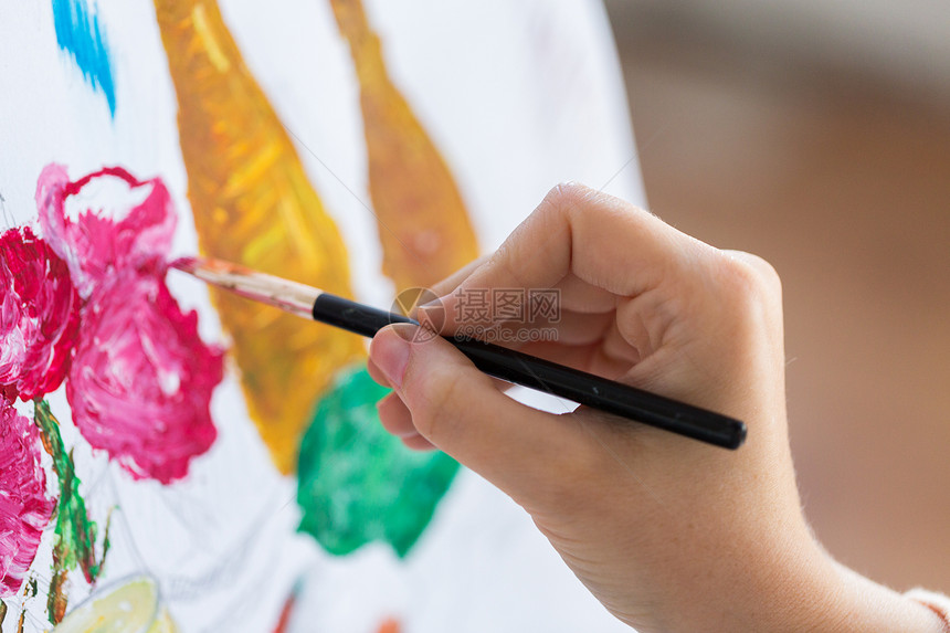 艺术创造力人的画家用画笔绘制静物画艺术家用画笔绘画静物画图片