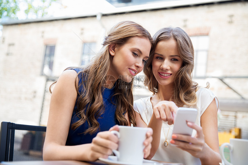 技术,生活方式人们的快乐的轻女用智能手机户外咖啡馆喝咖啡轻的女人咖啡馆里着智能手机咖啡图片