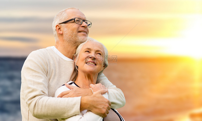 老,旅游,旅游人的幸福的老夫妇日落背景幸福的老夫妇日落的背景图片
