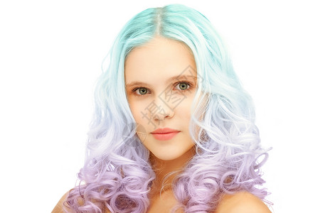 美丽发型的少女与时尚的蓝色淡紫色渐变染色头发时尚的彩色渐变染发少女图片