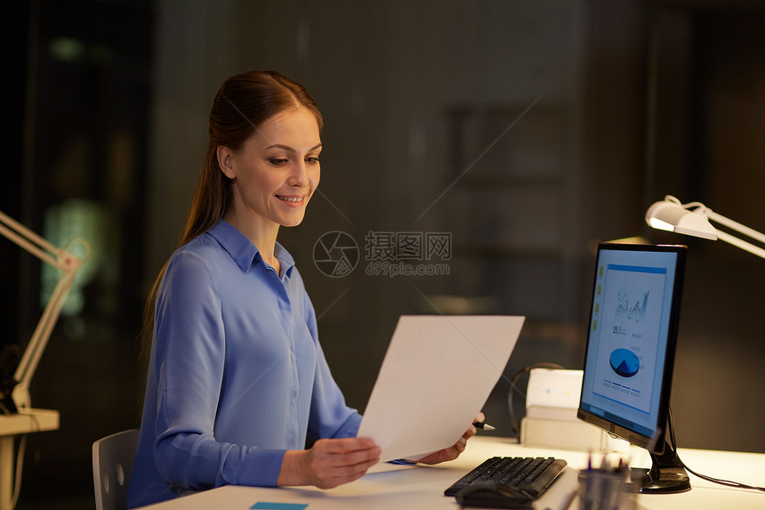 商业,截止日期技术商人与文件计算机工作夜间办公室带着文件夜间办公室工作的女商人图片