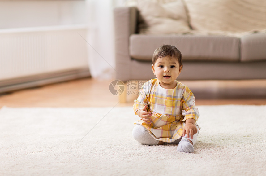 童人的快乐微笑的女婴坐地板上回家快乐微笑的女婴坐地板上回家图片