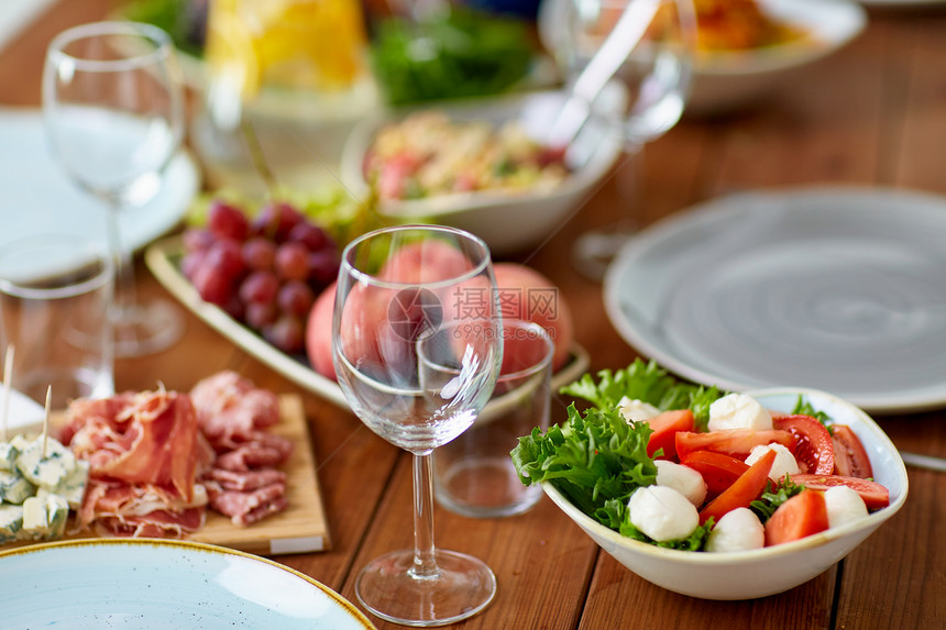 健康的饮食,食物烹饪碗蔬菜沙拉与西红柿马苏里拉奶酪上桌木桌上马苏里拉蔬菜沙拉图片