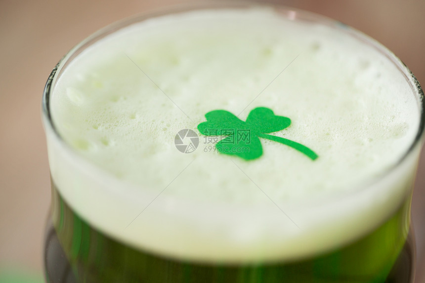 帕特里克日,假日庆祝璃绿色生啤与三叶草用三叶草杯绿色啤酒图片