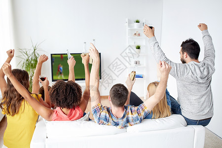 足球,休闲人的快乐的朋友,喝饮料,家里看足球比赛,庆祝胜利朋友们电视上看足球庆祝进球背景图片