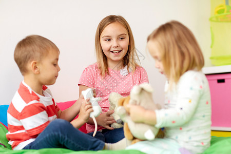 童,休闲人的快乐的孩子家里玩毛绒玩具快乐的孩子家里玩毛绒玩具图片