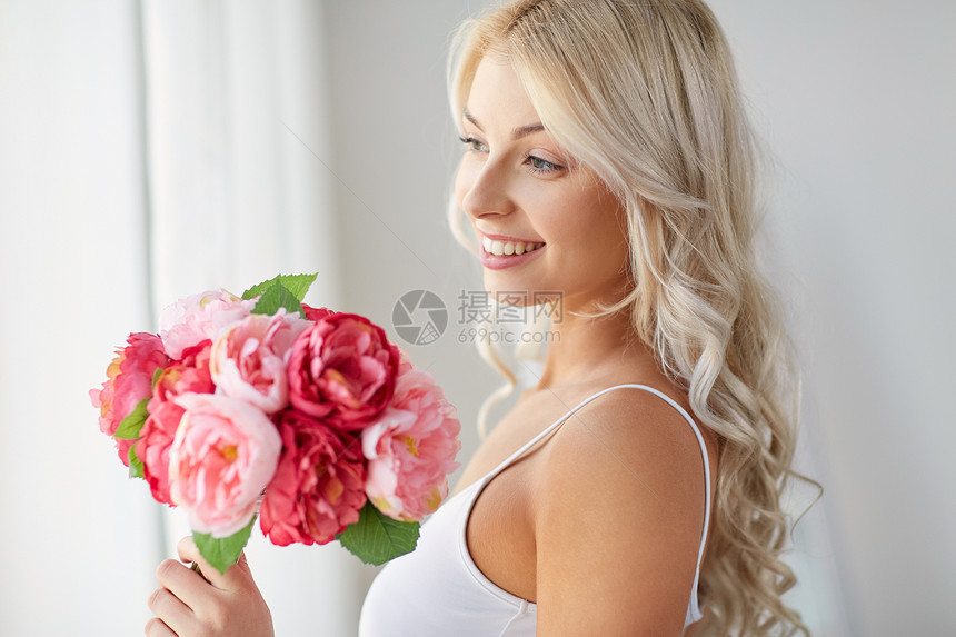美丽人的特写美丽的轻女人与花抱着花的女人图片