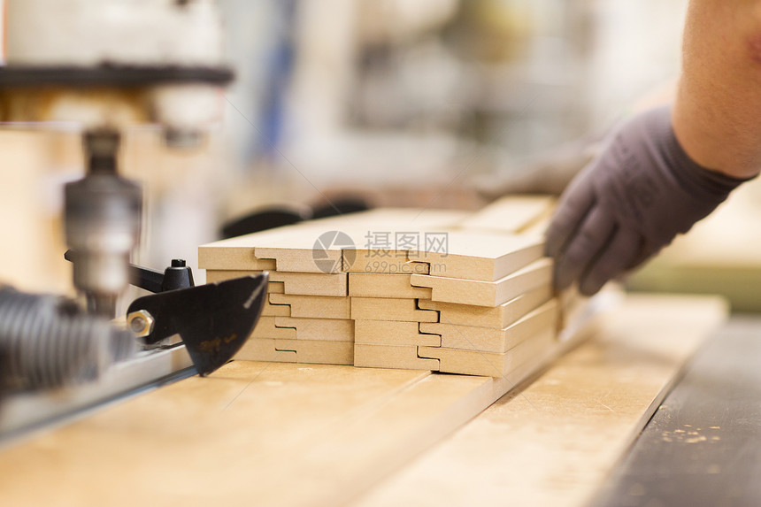 生产制造木工行业家具厂车间用木板封闭工人木匠的手工厂用木板封闭木匠的手图片