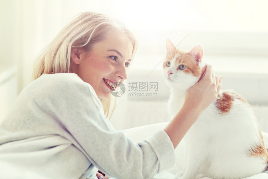 宠物猫咪与女人图片