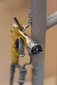 生产制造行业车间吊架上的聚氨酯饰抛光喷雾器衣架上的聚氨酯饰抛光喷雾器图片