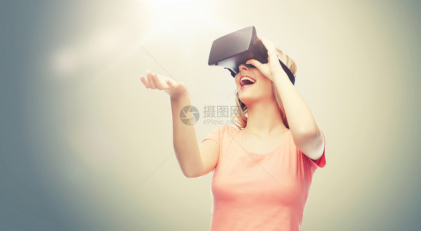 技术,虚拟现实,娱乐活动人的快乐的轻妇女与虚拟现实耳机3D眼镜灰色背景女虚拟现实耳机3D眼镜图片