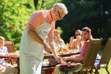 食物,人家庭时间老人烧烤烧烤烧烤烧烤聚会上烹饪肉类老人户外烧烤架上煮肉图片