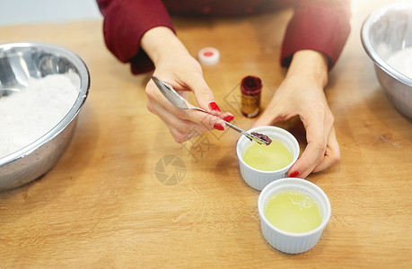 烹饪,烘焙人的厨师的手添加食物颜色与鸡蛋清碗厨师用蛋清把食物颜色加碗里背景