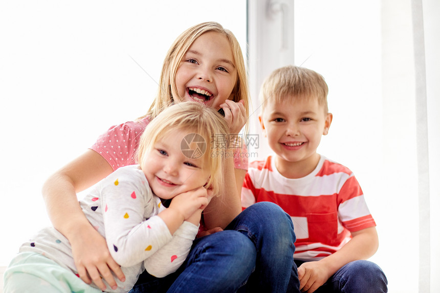 童,休闲家庭快乐的孩子拥抱窗口快乐的小孩子窗户前拥抱图片