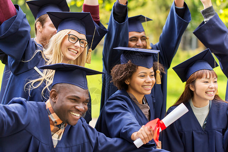 教育毕业人的群快乐的国际学生穿着灰浆板学士服,毕业证书庆祝成功文凭的迫击炮板上快乐的学生挥动高清图片素材