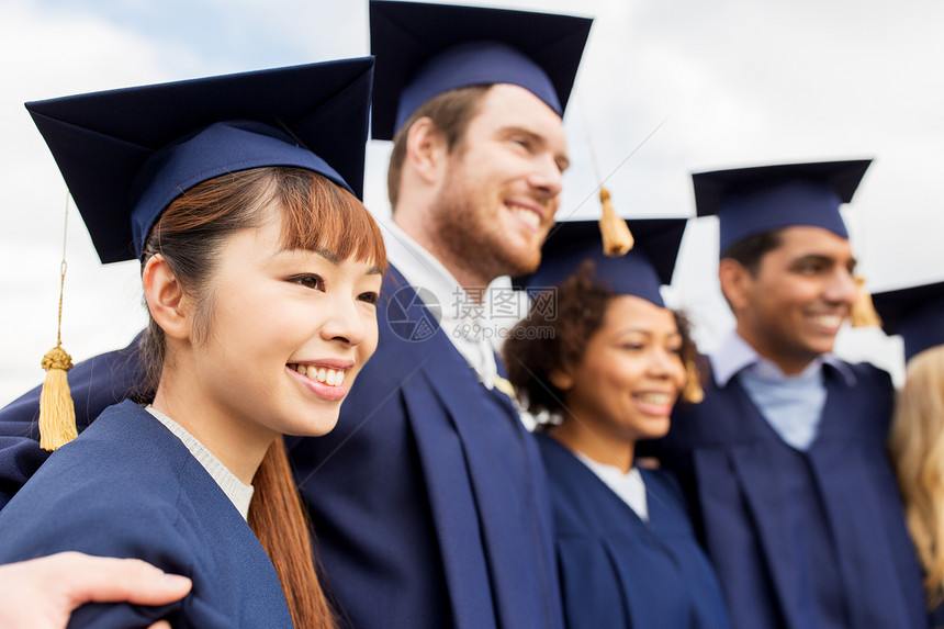 教育,毕业人的群快乐的国际学生砂浆板学士学位礼服户外快乐的学生灰泥板上的单身汉