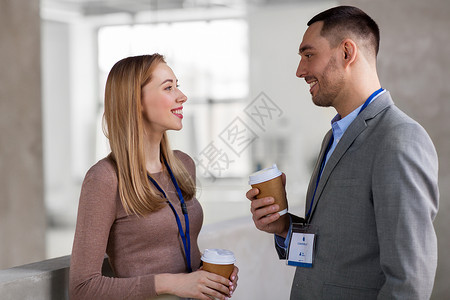 商业,人企业快乐的微笑女商人商人与会议章咖啡休息时交谈女商人商人咖啡休息时间女商人商人咖啡休息时间背景图片