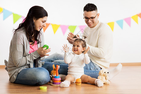 家庭,假期人的快乐的母亲,父亲小女儿生日聚会上玩玩具拍手带着父母玩耍拍手的女婴带着父母玩耍拍手的女婴室内高清图片素材