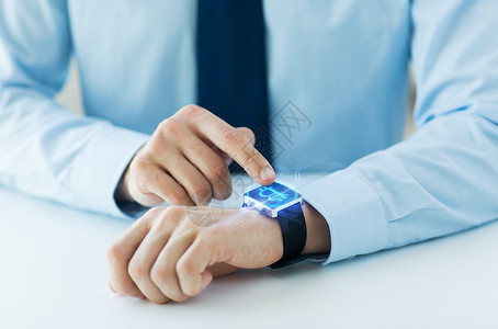 男人看手表智能手表上与比特币亲密接触设计图片