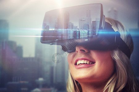特大城市技术增强现实娱乐活动人的新加坡城市摩天大楼背景上用虚拟耳机3D眼镜近距离拍摄轻女女人虚拟现实耳机城市上空背景