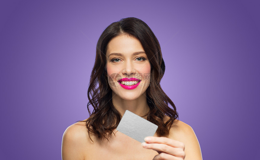 财务,购物人们的快乐的微笑轻妇女与粉红色口红持信用卡紫外线背景漂亮的女人带着粉红色的口红信用卡漂亮的女人图片