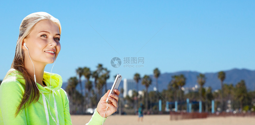 女人带着耳机智能手机图片