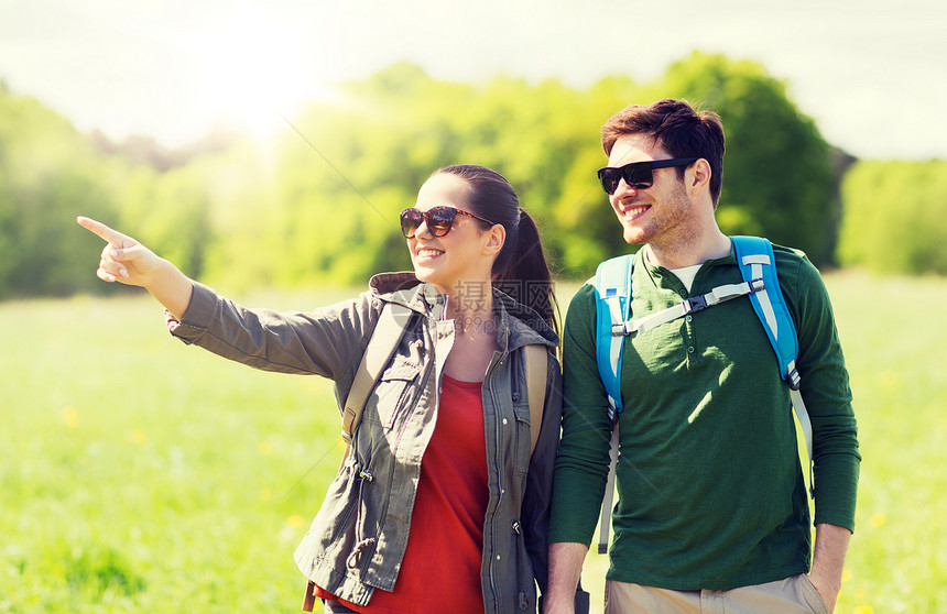 旅行,徒步旅行,背包旅行,旅游人们的快乐的夫妇,背包走户外,指指点点快乐的夫妇带着背包户外徒步旅行快乐的图片