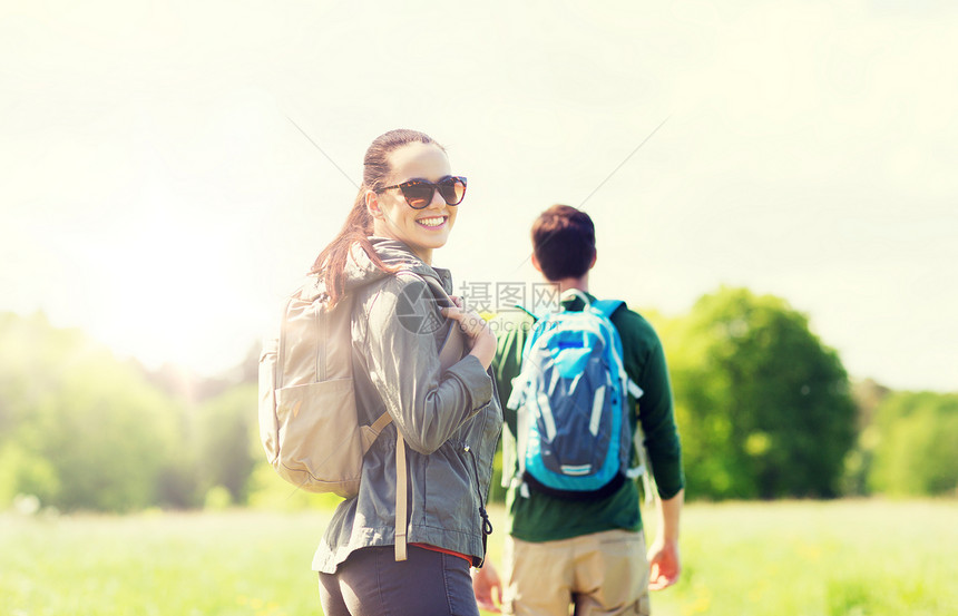 旅行,徒步旅行,背包旅行,旅游人们的幸福的夫妇背包走乡村公路户外快乐的夫妇带着背包户外徒步旅行快乐的夫妇图片