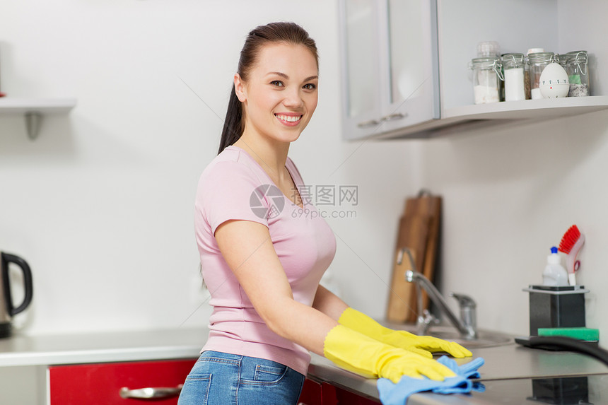 家庭,清洁人的快乐的女人家庭主妇家里厨房用微纤维布擦拭桌子家庭厨房的妇女家庭主妇清洁桌子家庭厨房的妇女家图片