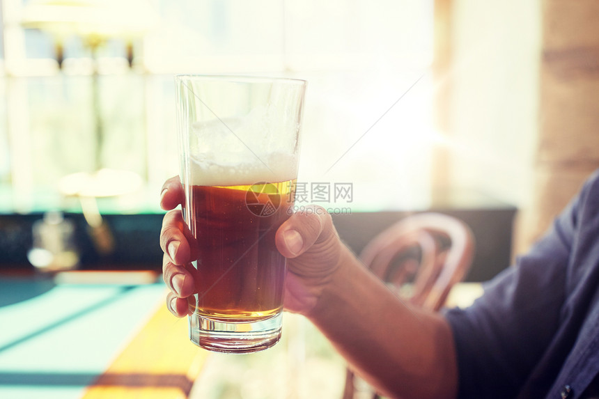 人,饮料,酒精休闲近距离的人喝啤酒璃酒吧酒吧靠近酒吧酒吧喝啤酒的人靠近酒吧酒吧喝啤酒的人图片