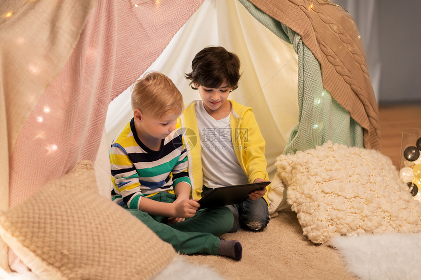 童,技术潮格快乐的小男孩与平板电脑电脑孩子家里孩子们家帐篷里着平板电脑的小男孩孩子们家帐篷里着平板图片