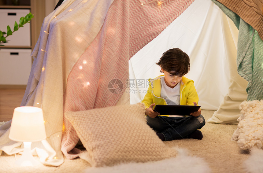 童,技术潮格小男孩与平板电脑电脑孩子家孩子们家帐篷里平板电脑的小男孩孩子们家帐篷里平板电脑的小男孩图片