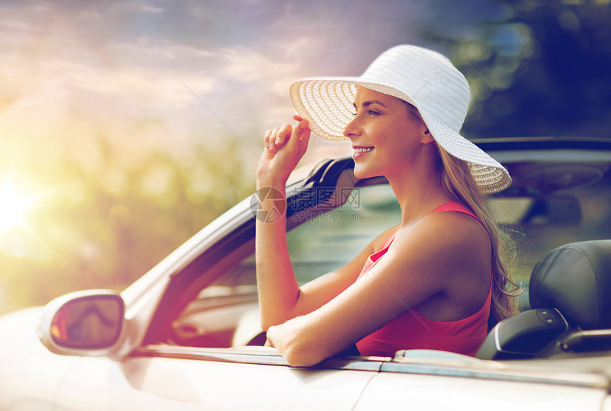 旅行,公路旅行人们的快乐的轻女人戴着太阳帽敞篷汽车夏天的日落背景开敞篷车的快乐轻女人开敞篷车的快乐轻女图片