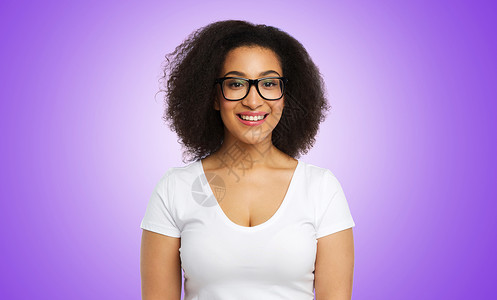 视觉,身体积极人的快乐的微笑非裔美国妇女穿着T恤眼镜紫外线微笑的非裔美国妇女戴着眼镜微笑的非裔美国妇背景图片