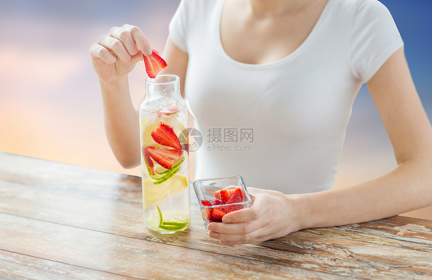 健康的饮食,饮料,排人们的近距离的女人与水果水璃瓶的天空背景把带水果水的女人关璃瓶里把带水果水的女人关图片